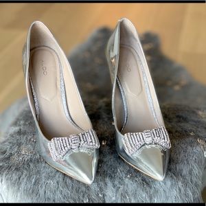 Aldo Silver Heel with Removable Clip Bows!